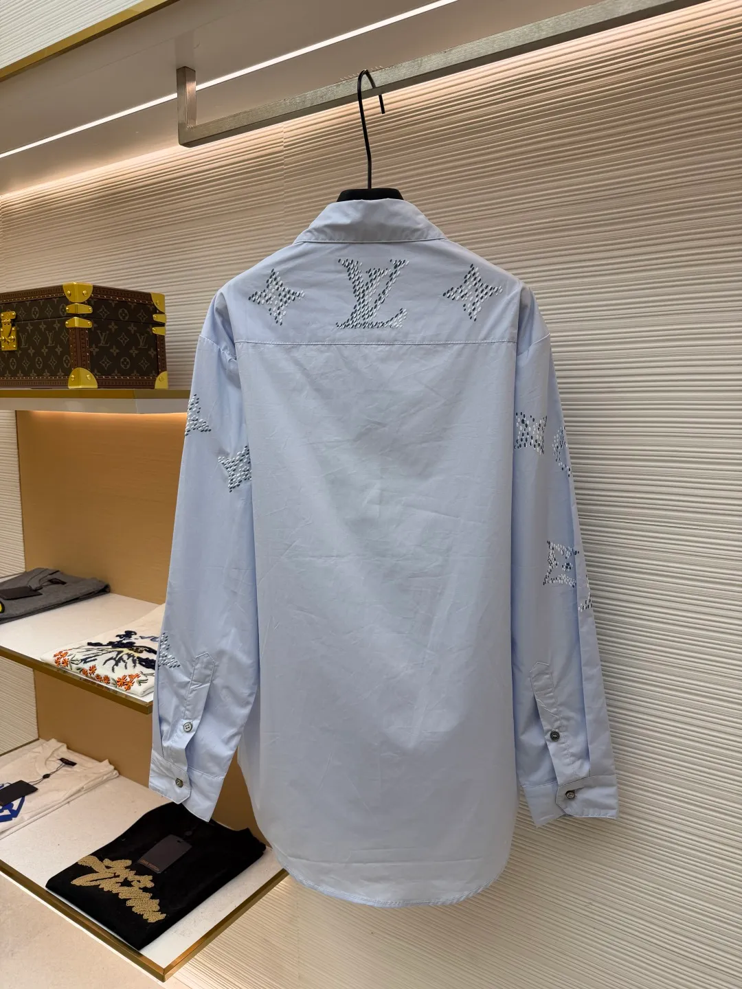 LOUIS VUITTON solid color lapel button-down long-sleeved shirt ●Original version: purchased and developed by 10530 ●Item number: 1681882-A55 ●Fabric: cotton fabric ●Technology: laser burning ●Color: blue ●Version: fitted version ●Weight: about 290 grams ●Size: S-M-L-XL ●Description: - The fabric is made of high-count combed cotton and has been pre-shrunk, making it soft to the touch and not easily deformed; the ready-made garments have been lightly distressed and washed to give them a natural and relaxed texture. The pattern part adopts hand-drilling technology: the small rhinestones are arranged according to the outline of LV's classic Monogram logo, and fixed one by one with invisible fishing lines. The diamond surface is densely arranged and highly flat, and has a delicate luster under the refraction of light. It is cut in a loose-shoulder silhouette, and the neckline is shaped with double-layer interlining. The placket is a single-row concealed placket design, the buttons are matte resin buttons of the same color, and the edges are hand-stitched. The cuffs are wide-sided and folded, and an invisible elastic band is added on the inside to maintain a drapey feel and prevent it from slipping off. The overall craftsmanship takes into account both sophistication and practical wearability. The overall wiring is straight and delicate, the fabric is comfortable and soft, and the color is consistent without color difference. It can be matched with the same style to create a fashionable look and control various occasions. Customized accessories, complete with three standards, same style for men and women!